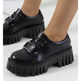 Svarta skor på traktorsula från Sallie 2