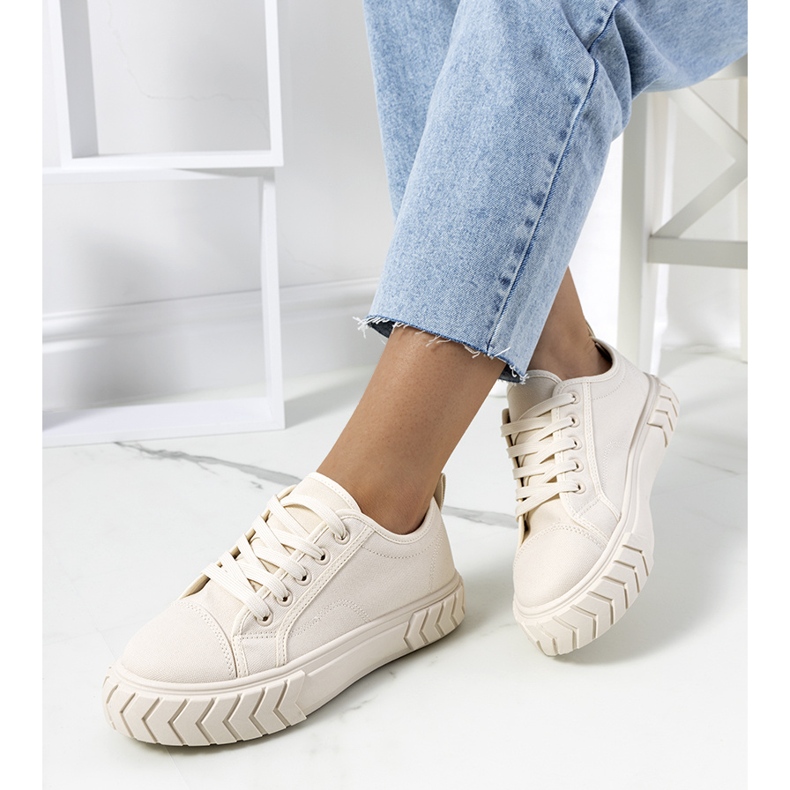 Beige sneakers på Clarence-plattformen 1