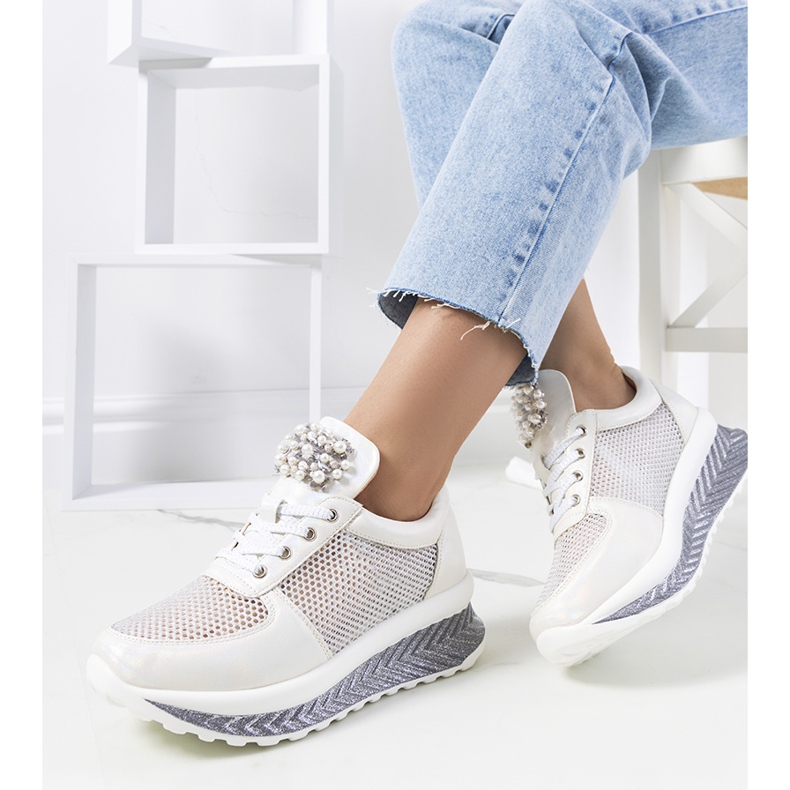 Vita holografiska sneakers från Saggers 1