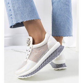 Vita holografiska sneakers från Saggers 2