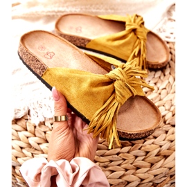 Gula flip flops med korksula och fransar 1