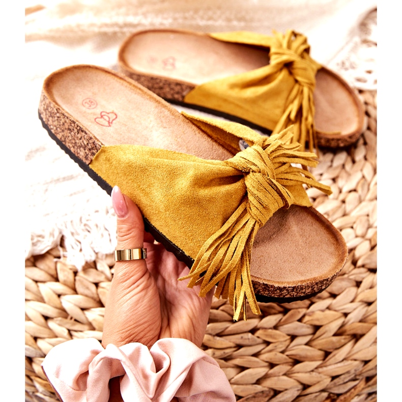 Gula flip flops med korksula och fransar 1