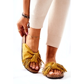 Gula flip flops med korksula och fransar 3