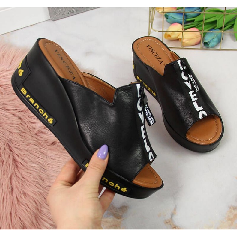 Svarta wedge tofflor med inskriptioner Vinceza W JAN109 1