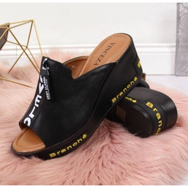 Svarta wedge tofflor med inskriptioner Vinceza W JAN109 2
