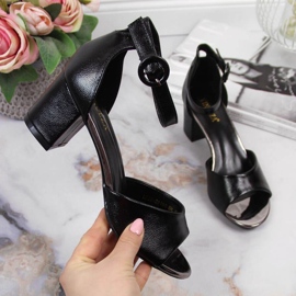 Svarta sandaler på Vinceza W JAN96A stolpen 1