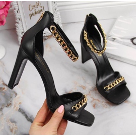 Sandaler på stolpe med kedja Potocki W WOL70A svart 1