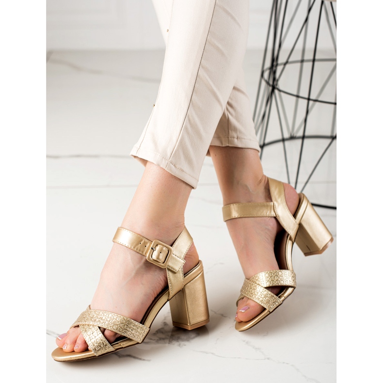 Encor Gyllene sandaler på en bar 1