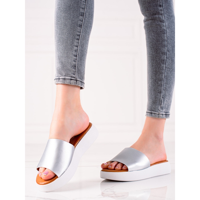 Encor Silver Tofflor På Plattformen 1