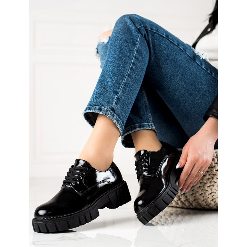 Svarta skor på La.Fi-plattformen 1