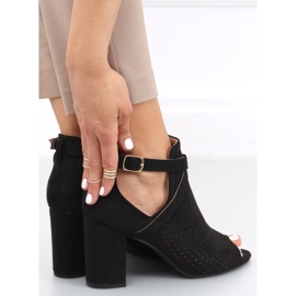 Genombrutna sandaler på Barika Black-stolpen svart 1