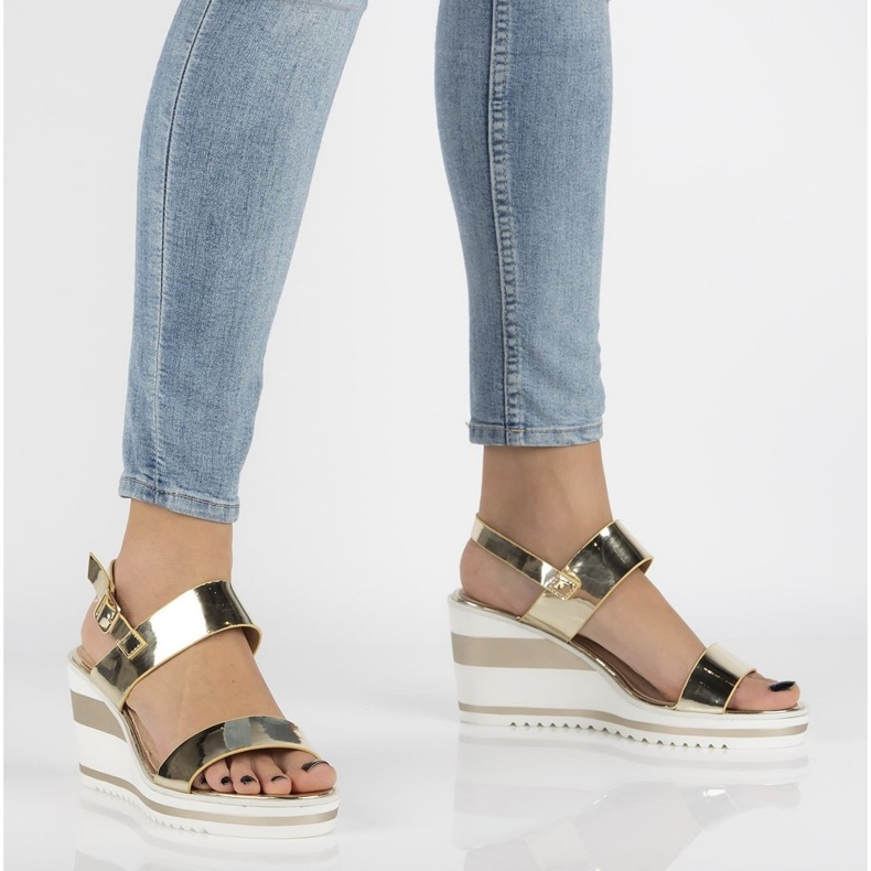 Sandaler på kilen Filippo DS2094 / 21 Go golden gyllene 1