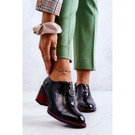 S.Barski Lackade moderiktiga skor på en svart och röd Lorena-stolpe 1