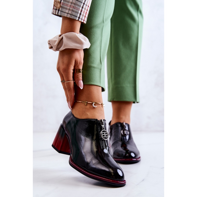 S.Barski Lackade moderiktiga skor på en svart och röd Lorena-stolpe 1