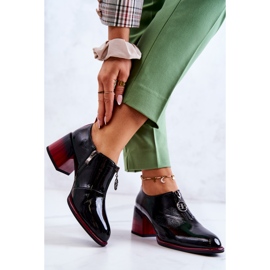 S.Barski Lackade moderiktiga skor på en svart och röd Lorena-stolpe 2