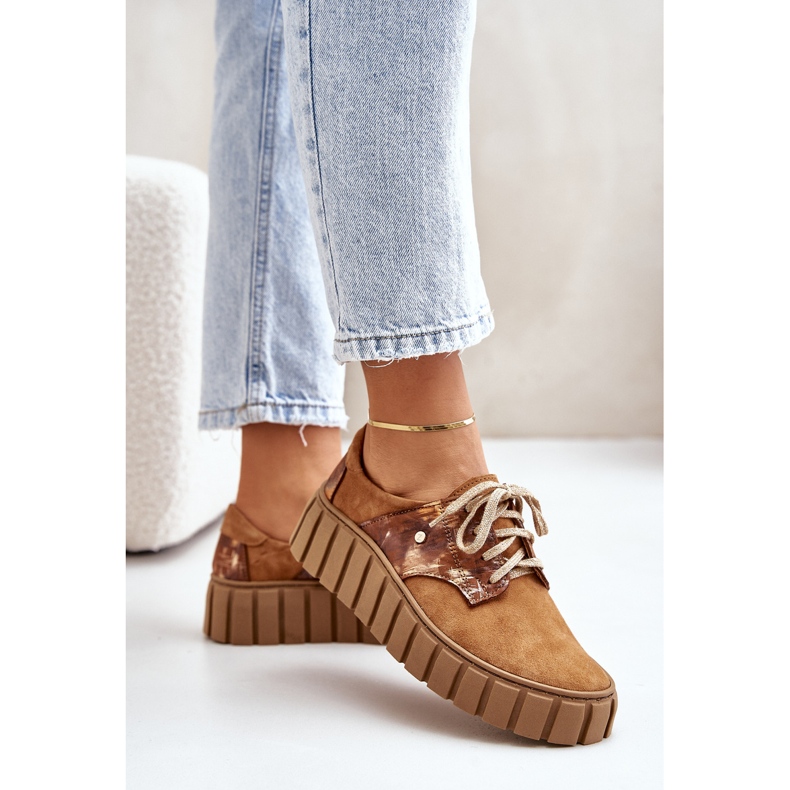 Skor i mocka på den bruna hypnosplattformen 1