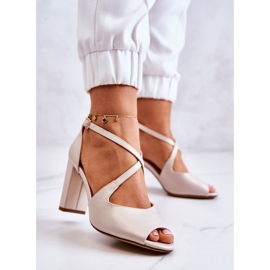 Sergio Leone Lädersandaler På En Beige Lorita Bar 2