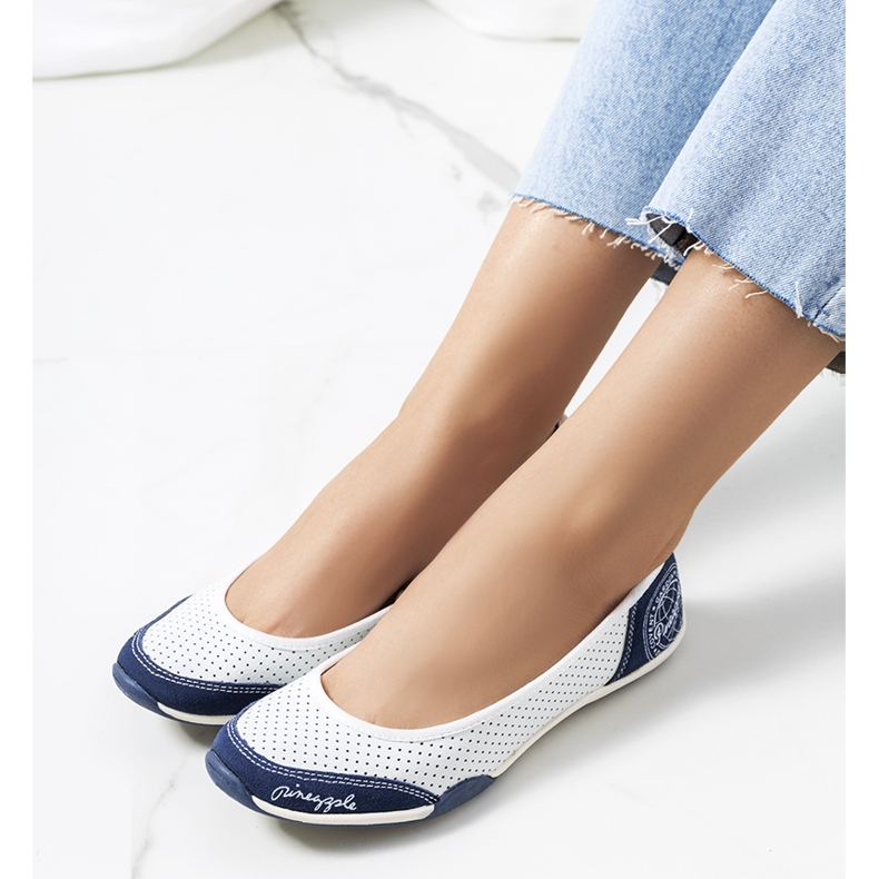 Wascana ballerinor i vitt genombrutet läder marinblå 1