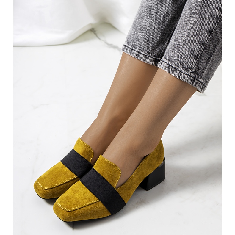 Gula brogues på Arden-posten svart 1