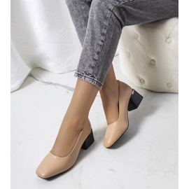 Läderbeige pumps på Vasila-stolpen 1