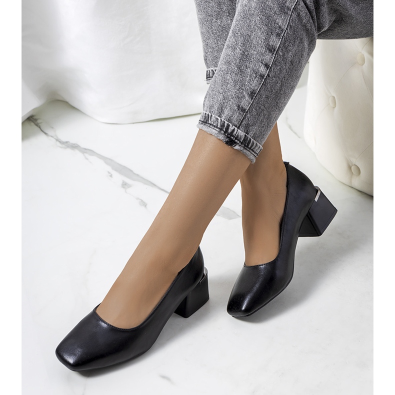 Svarta pumps i läder på Vasila-stolpen 1