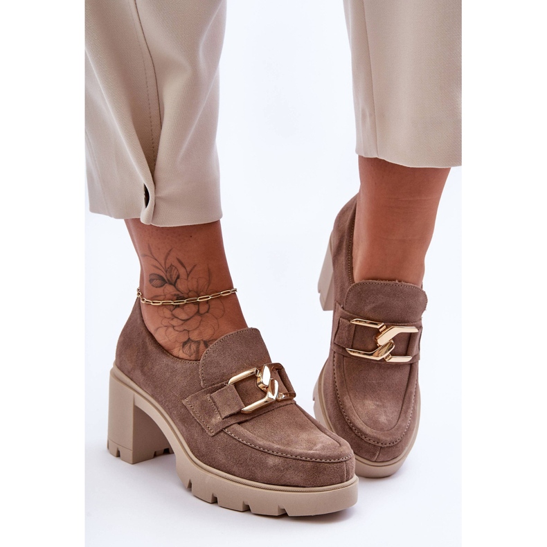 Eleganta skor på pelare med gyllene dekoration, beige Harmell 1