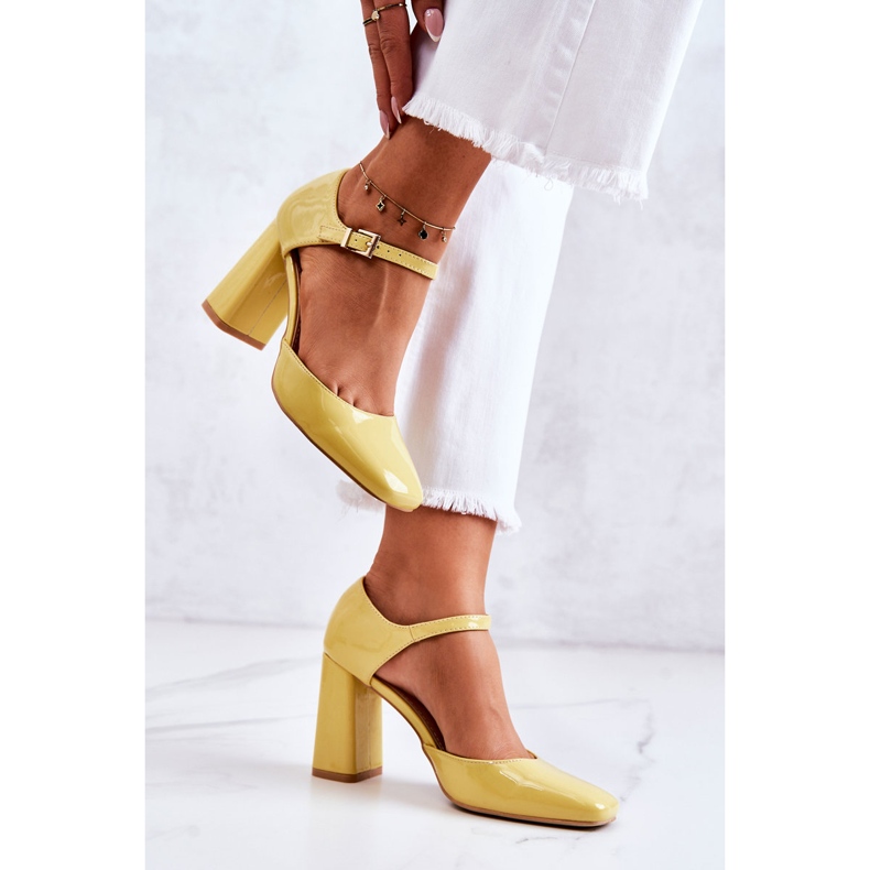 PG1 Fashionabla Lackade Pumps På En Gul Maoris Bar 2