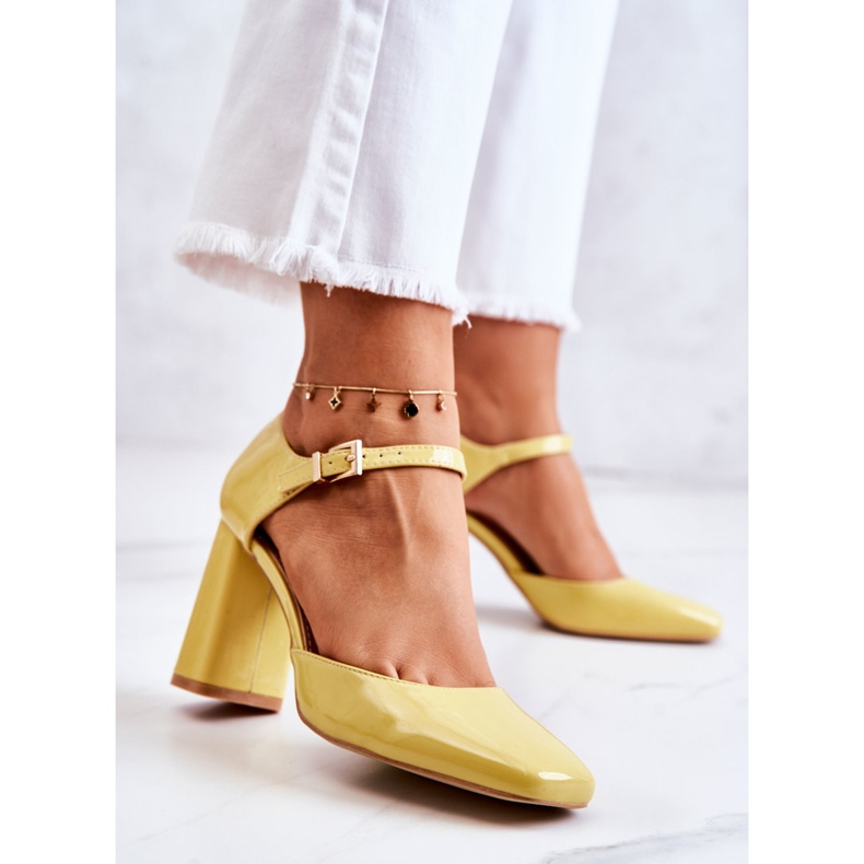 PG1 Fashionabla Lackade Pumps På En Gul Maoris Bar 1