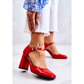 PG1 Fashionabla Lackade Pumps På En Röd Maoristång 1