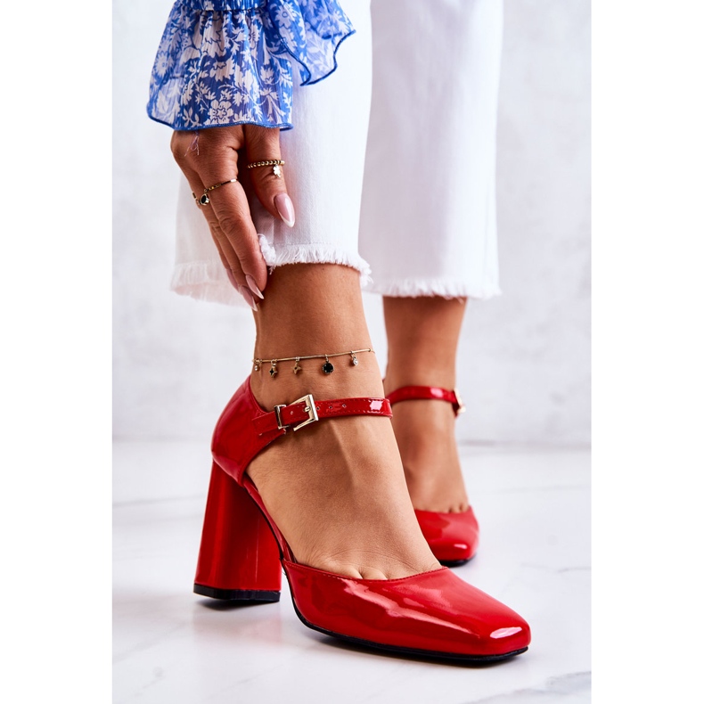 PG1 Fashionabla Lackade Pumps På En Röd Maoristång 2