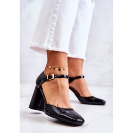 PG1 Fashionabla Lackade Pumps På En Svart Maoris Bar 2