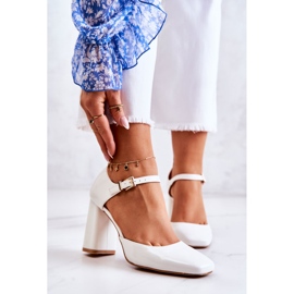 PG1 Fashionabla Lackade Pumps På En Vit Maoris Bar 1