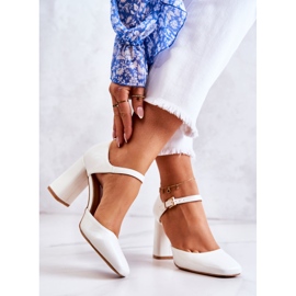 PG1 Fashionabla Lackade Pumps På En Vit Maoris Bar 2