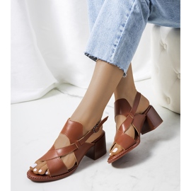 Bruna lädersandaler på Destina-stolpen 1