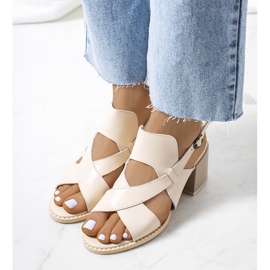 Beige lädersandaler på Destina-stolpen 1