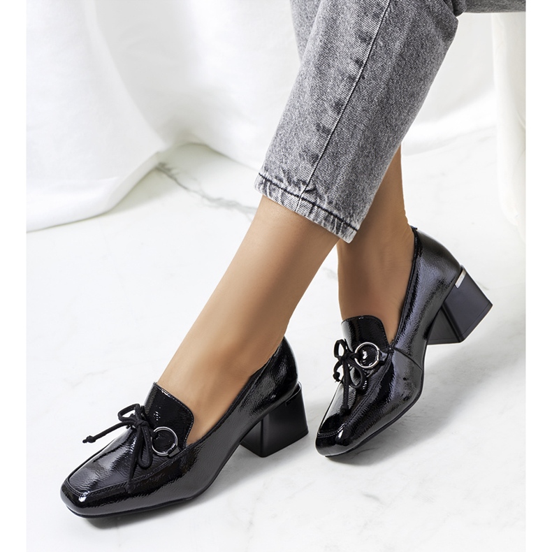 Svartlackade högklackade skor från Monisha 1