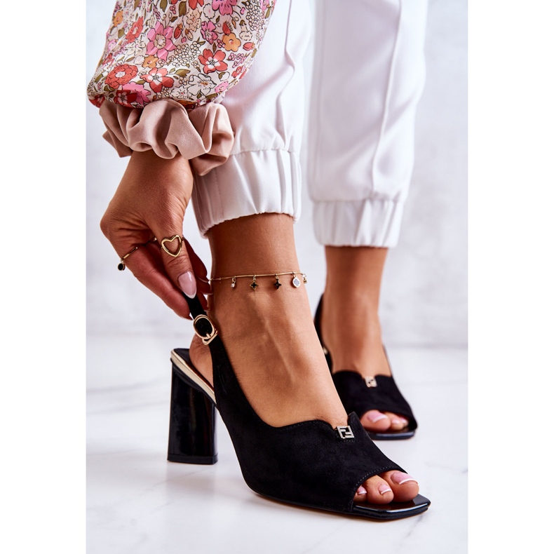 S.Barski Mocka Svarta Fiorine Sandaler På En Bar 1