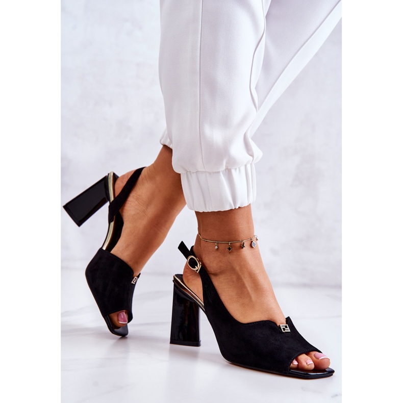 S.Barski Mocka Svarta Fiorine Sandaler På En Bar 2