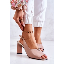 S.Barski Beige Fiorine Sandaler På En Bar 1