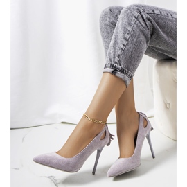 Gråa klackar med dekorativa Anthe-utskärningar 1