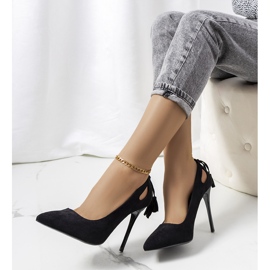 Svarta klackar med dekorativa Anthe-utskärningar 1