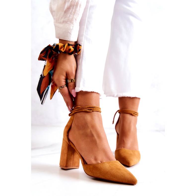 FB2 Pumpar På En Stång Bunden Kamelsallad brun gul 1