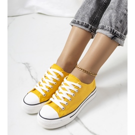 Gula sneakers på Wessel-plattformen 1