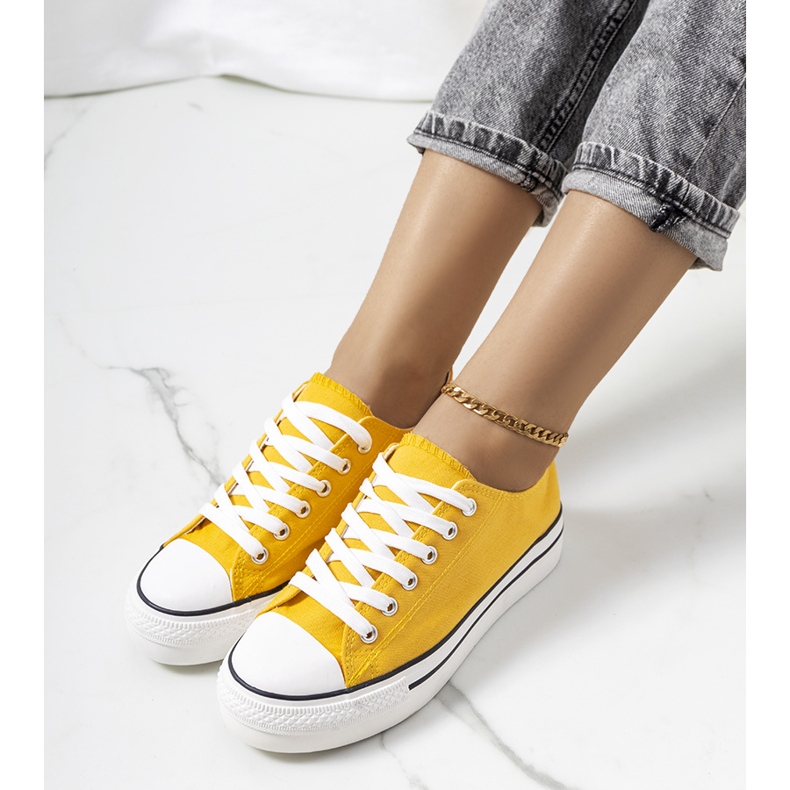 Gula sneakers på Wessel-plattformen 1