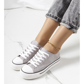 Gråa sneakers på Wessel-plattformen 1