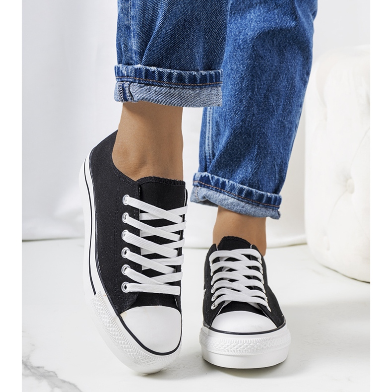 Svarta sneakers på Wessel-plattformen 1