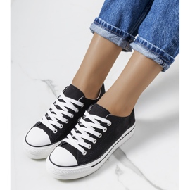 Svarta sneakers på Wessel-plattformen 2