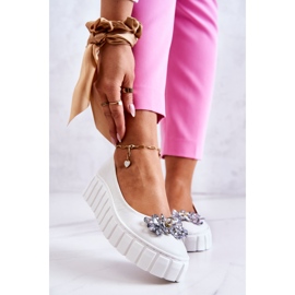 PA2 Läderballerinor På En Plattform Med En Vit Ladetteprydnad 1