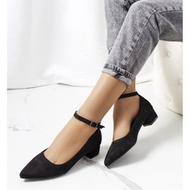 Svarta pumps på Samirapelaren 1