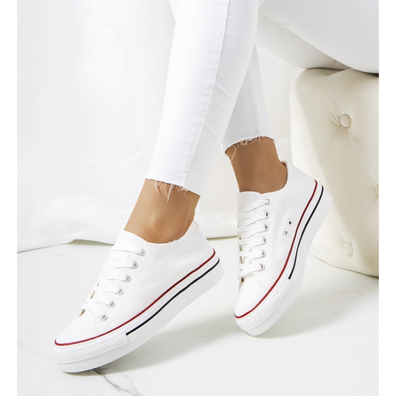 Vita sneakers på Wessel-plattformen 1